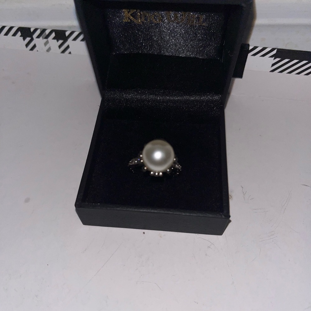 Pearl White and Silver Pearl Solitaire Ring by Pearl - Picture 3 of 10